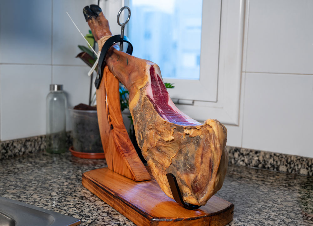 cleaning-a-wooden-jamon-stand